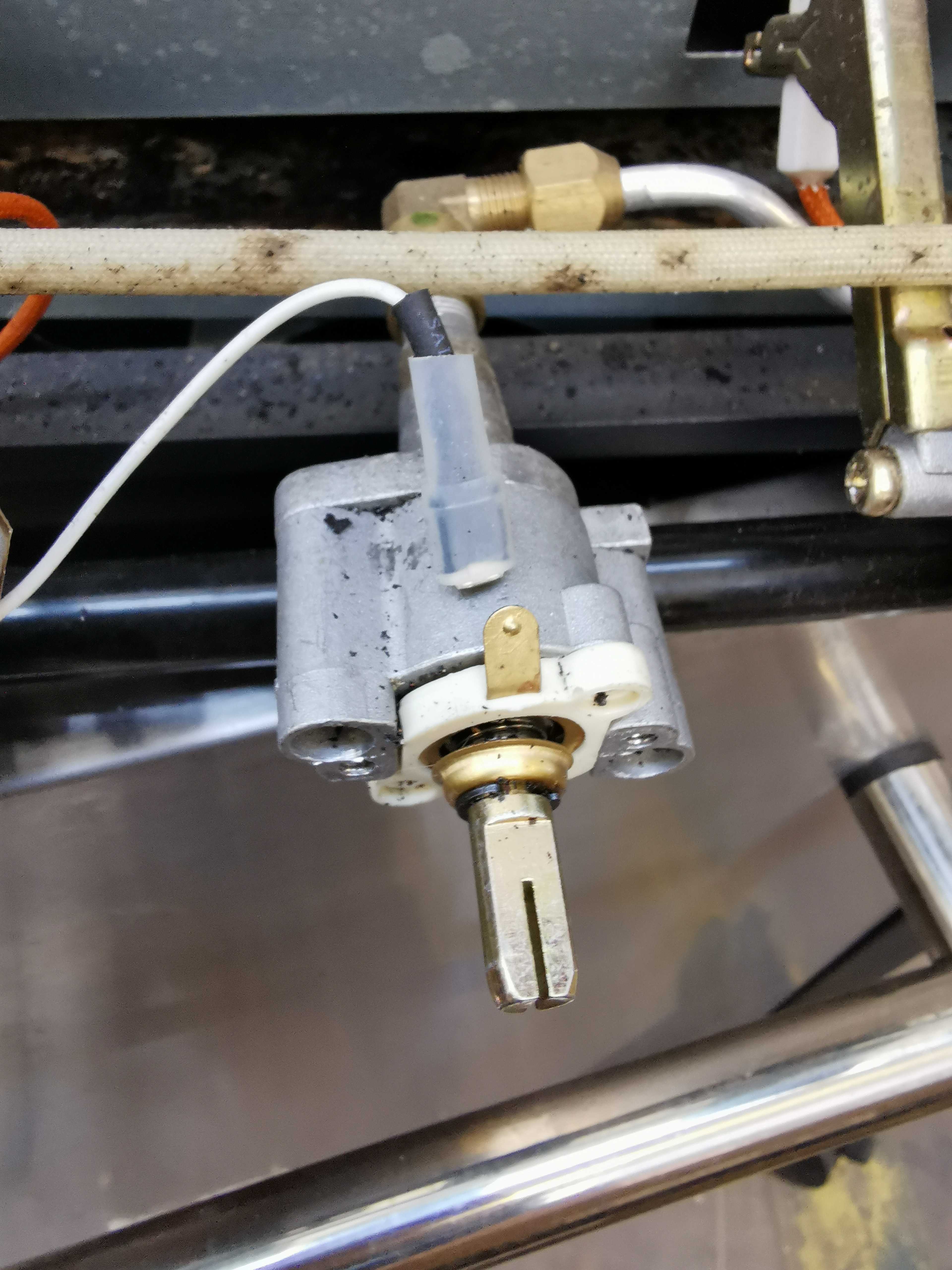 Kontakt an Kabel Heckbrenner hinter Frontblende.jpg